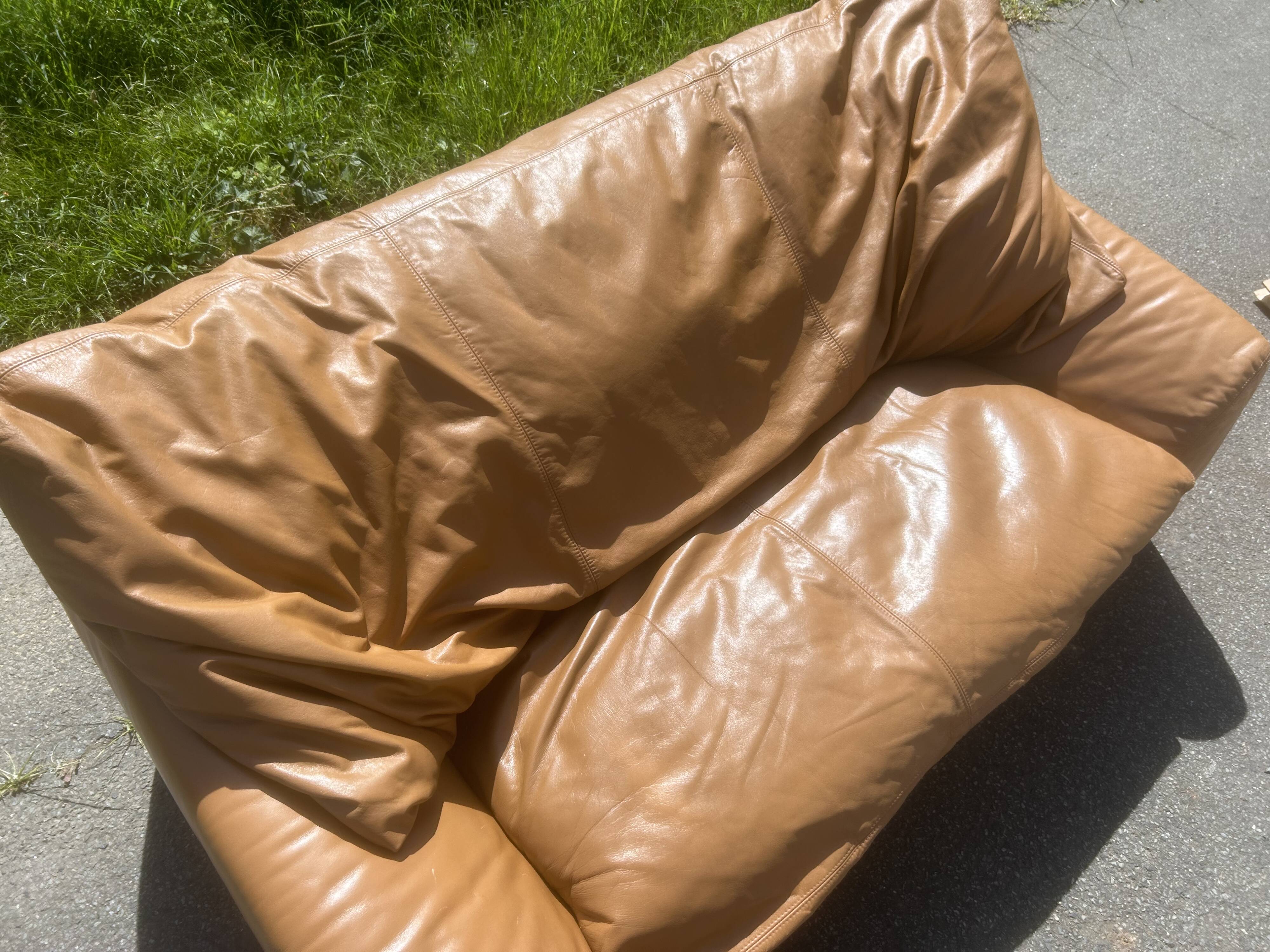 Canapé 2 places en cuir camel, Steiner Paris