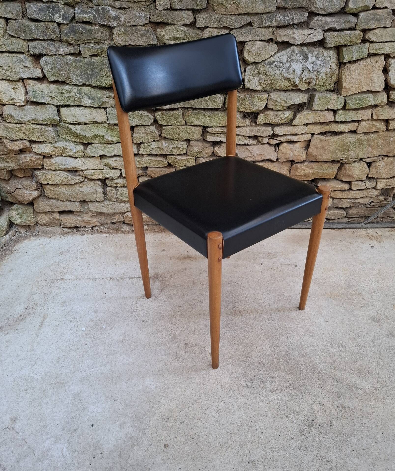 Chaise scandinave hêtre et skaï
