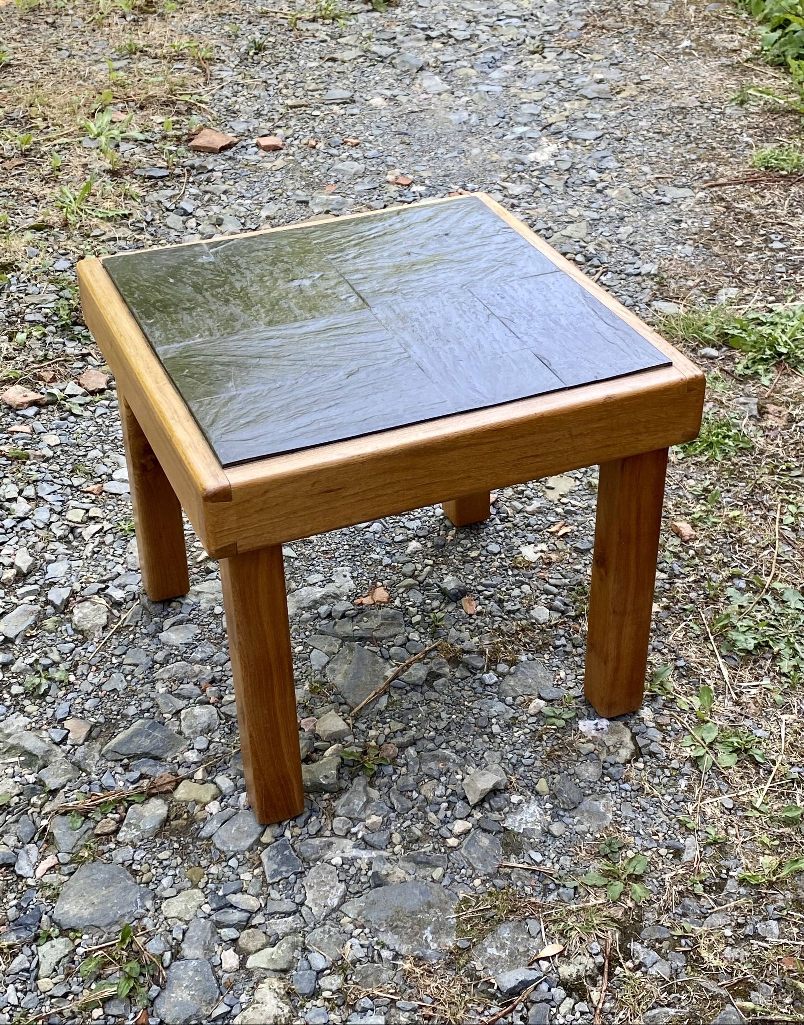 Table basse en orme et ardoise par Maison Regain 1970