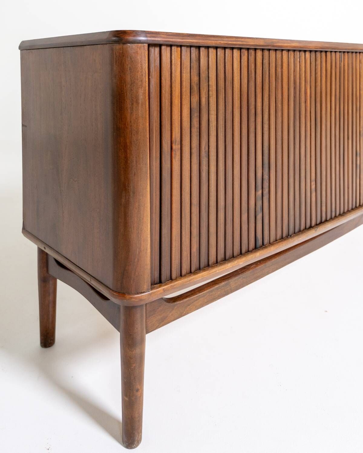 Buffet en noyer par Kurt Olsen pour Andersen & Bohm, Danemark, années 1950.