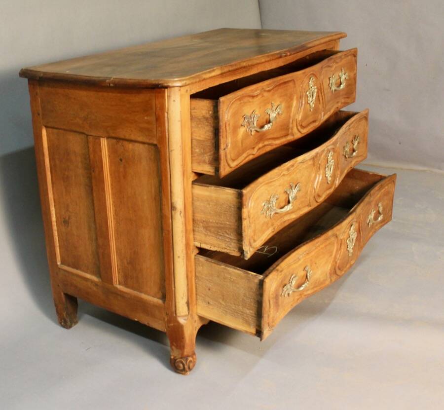 Lyonnaise chest of drawers, 18th century, blond walnut