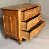 Lyonnaise chest of drawers, 18th century, blond walnut
