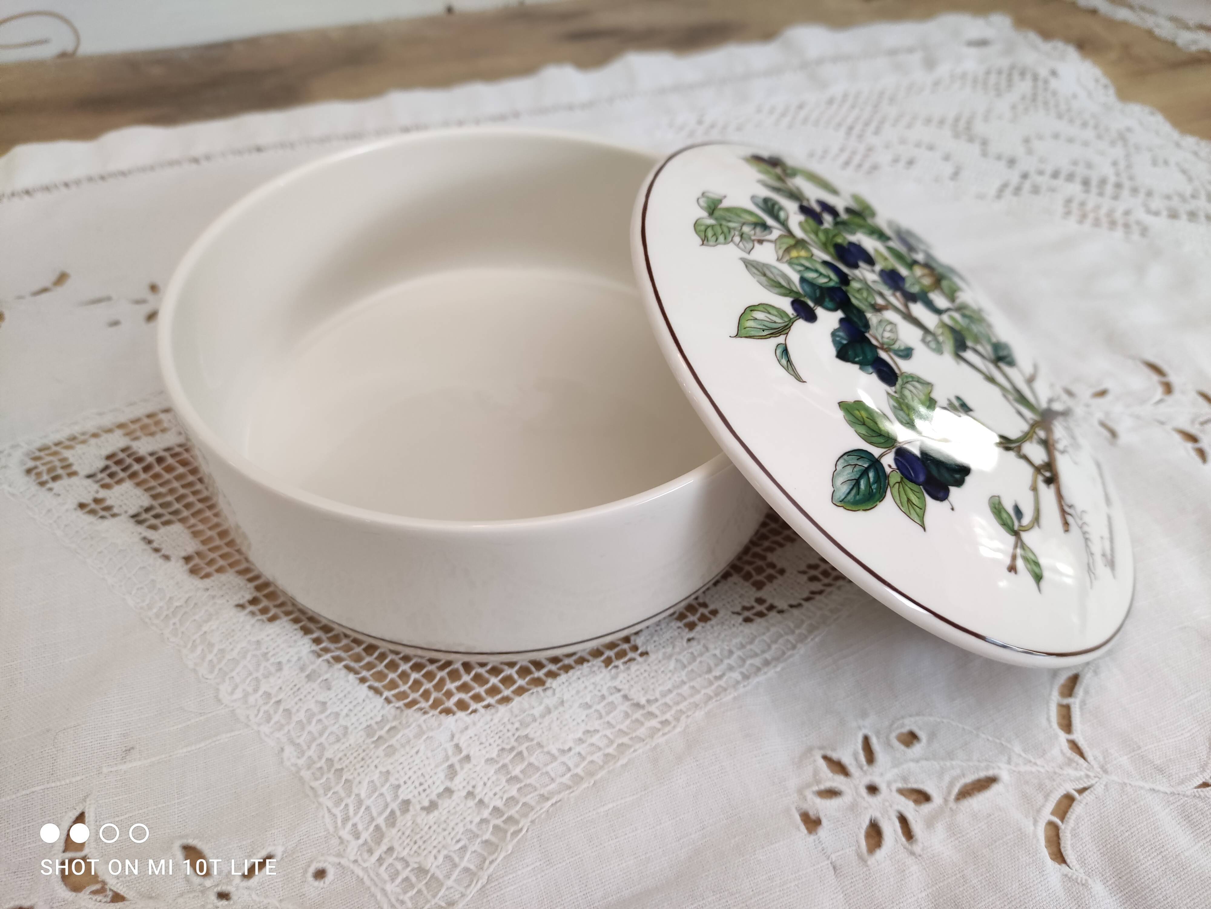 Porcelain box villeroy & boch model botanica "vaccinium myrtillus"