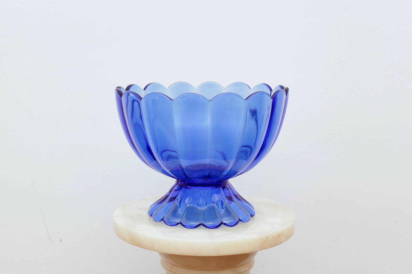 Tulip-shaped fruit cup basket - blue glass