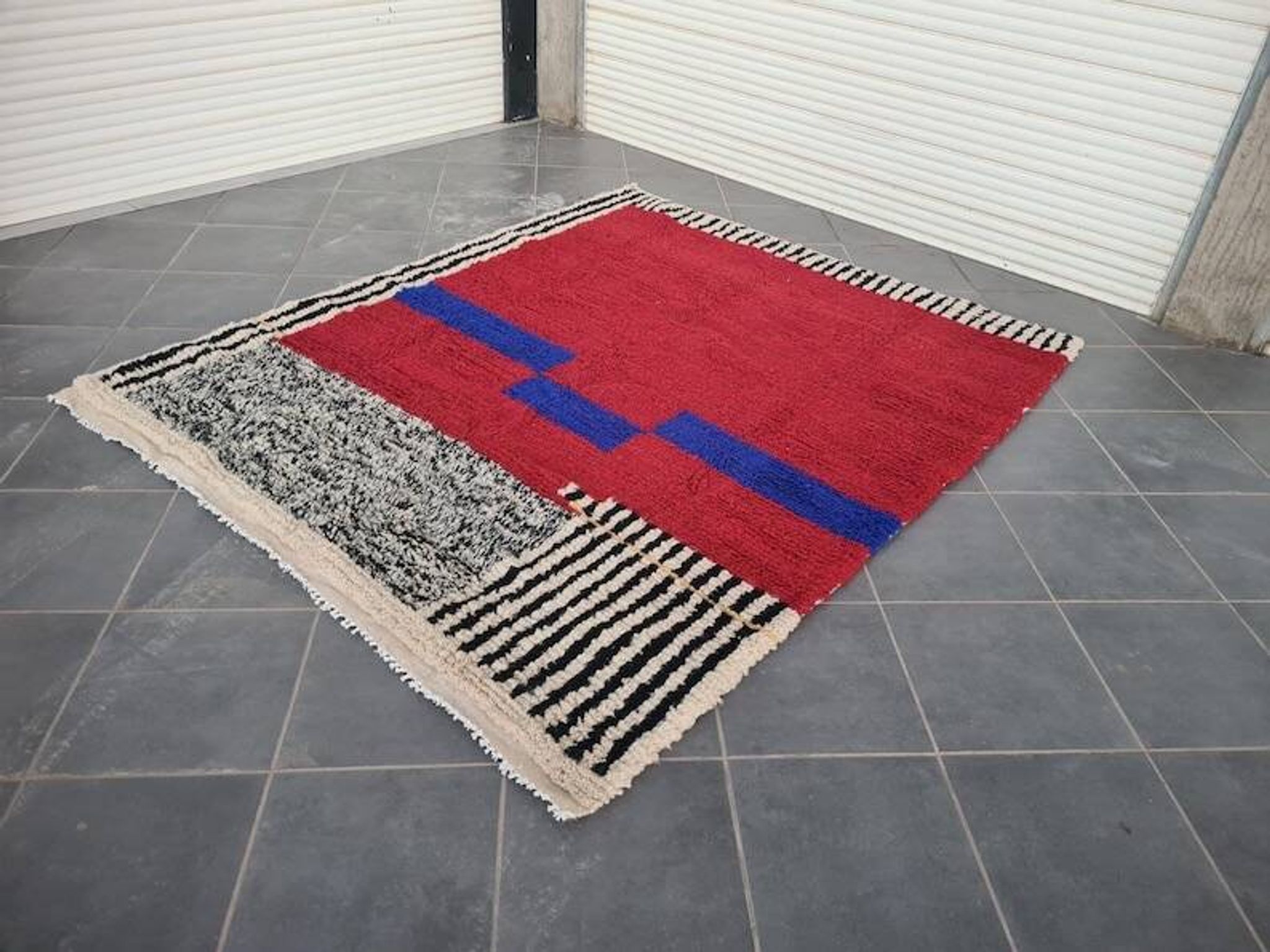 Tapis en laine naturel traditionnelle à motifs colorés taille 2/3 m