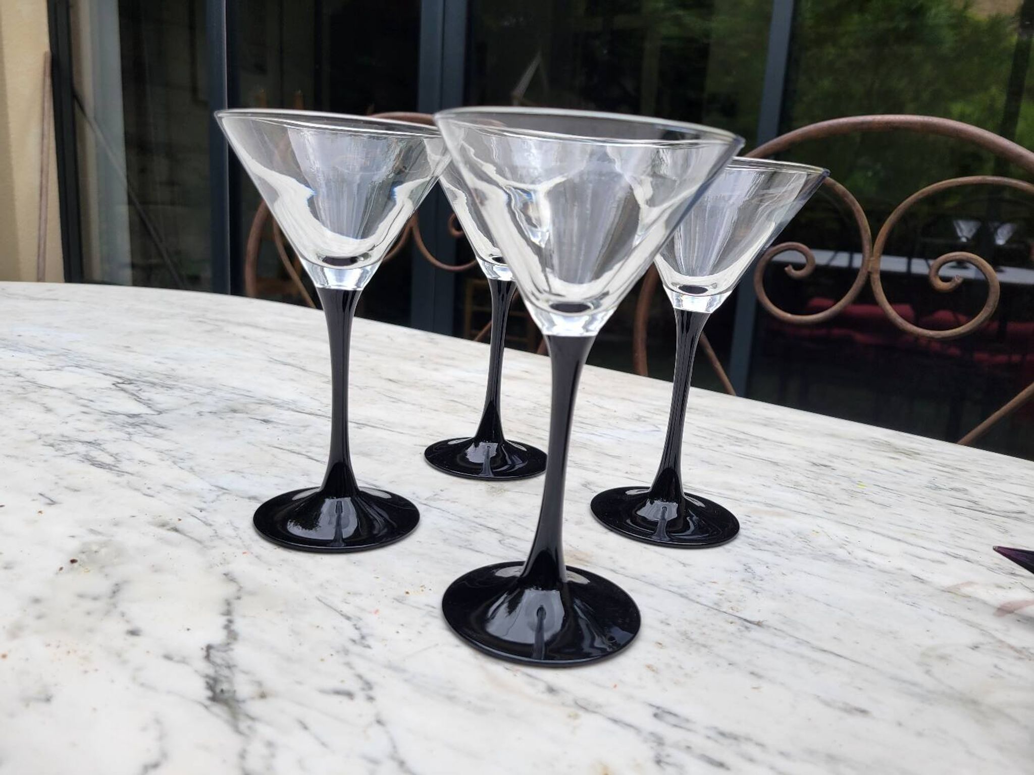 4 verres à cocktail et carafe assortie