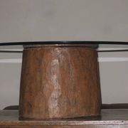 Table basse en souche d'arbre antique sculptée avec plateau en verre circulaire