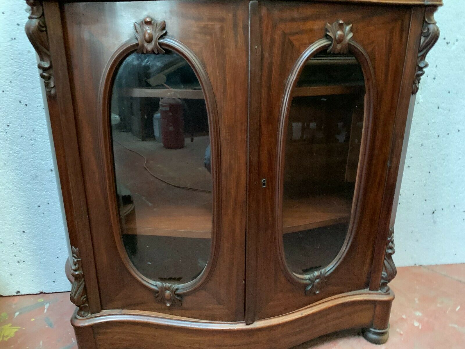Vitrine galbée Louis Philippe en acajou XIX siècle