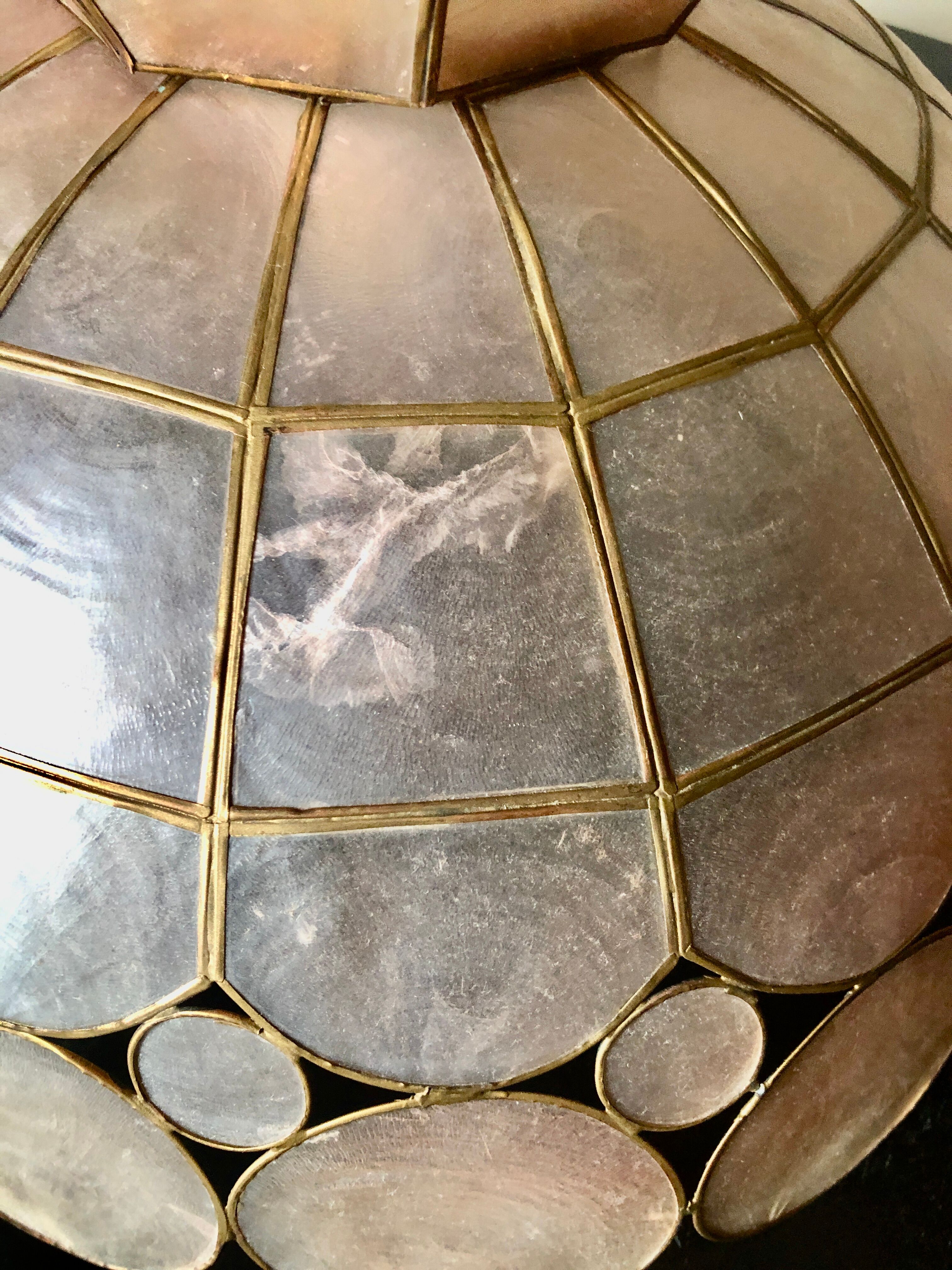 Suspension in pink mother-of-pearl and brass