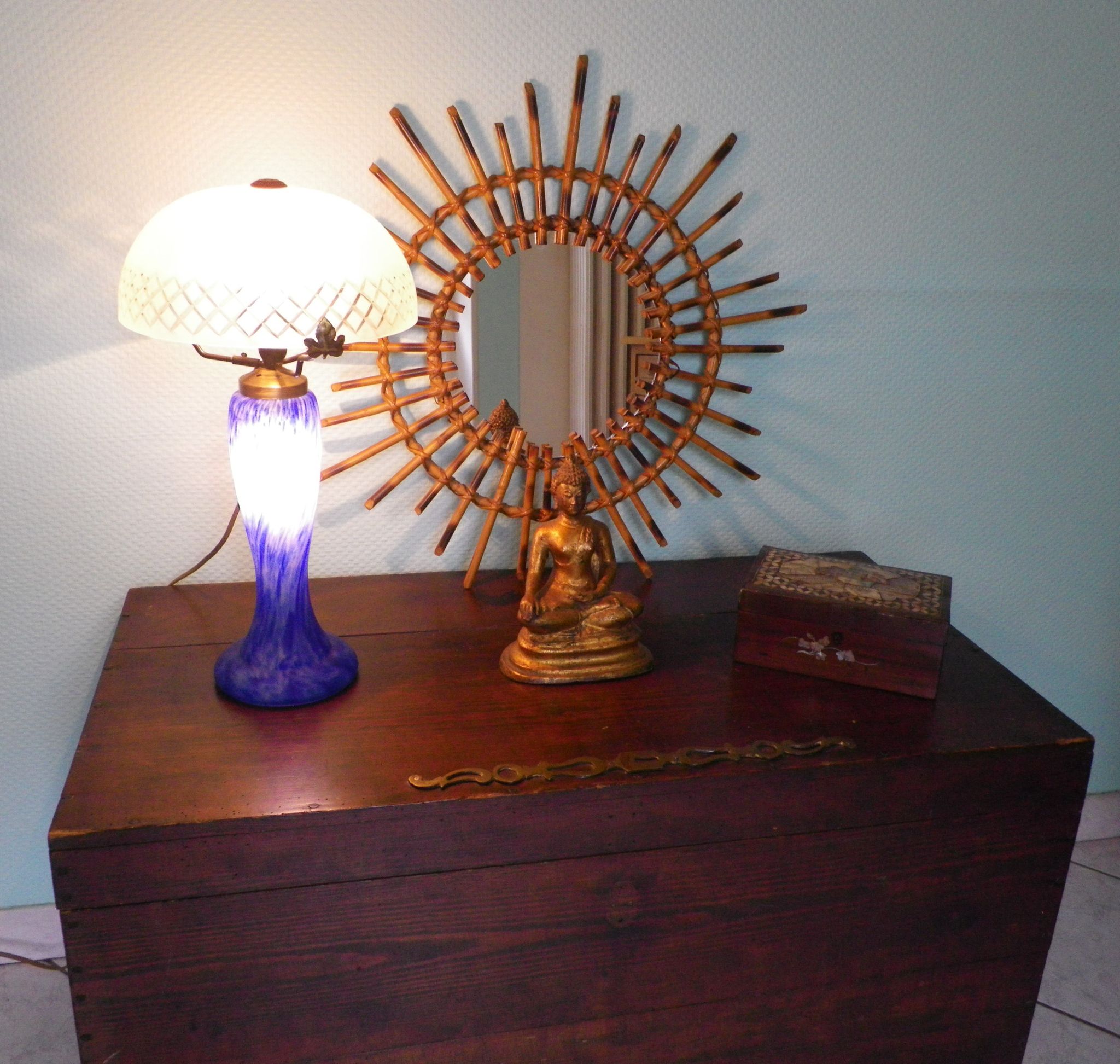 Lamp to lay, crystal lampshade cut with brass rosette, lamp foot in glass pase
