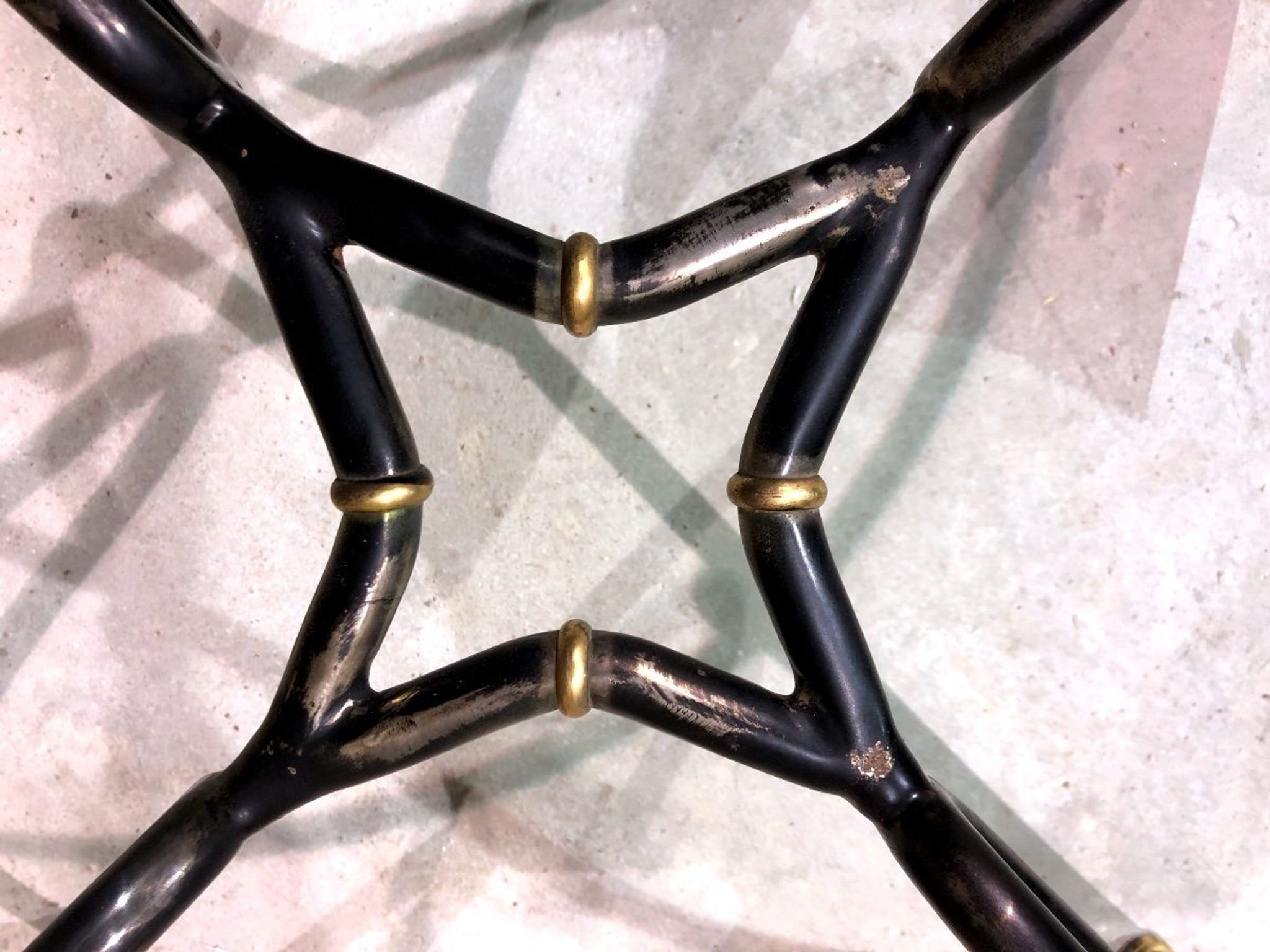 Table de salle à manger piètement fer forgé et laiton, plateau de verre., années 1980