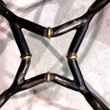 Table de salle à manger piètement fer forgé et laiton, plateau de verre., années 1980