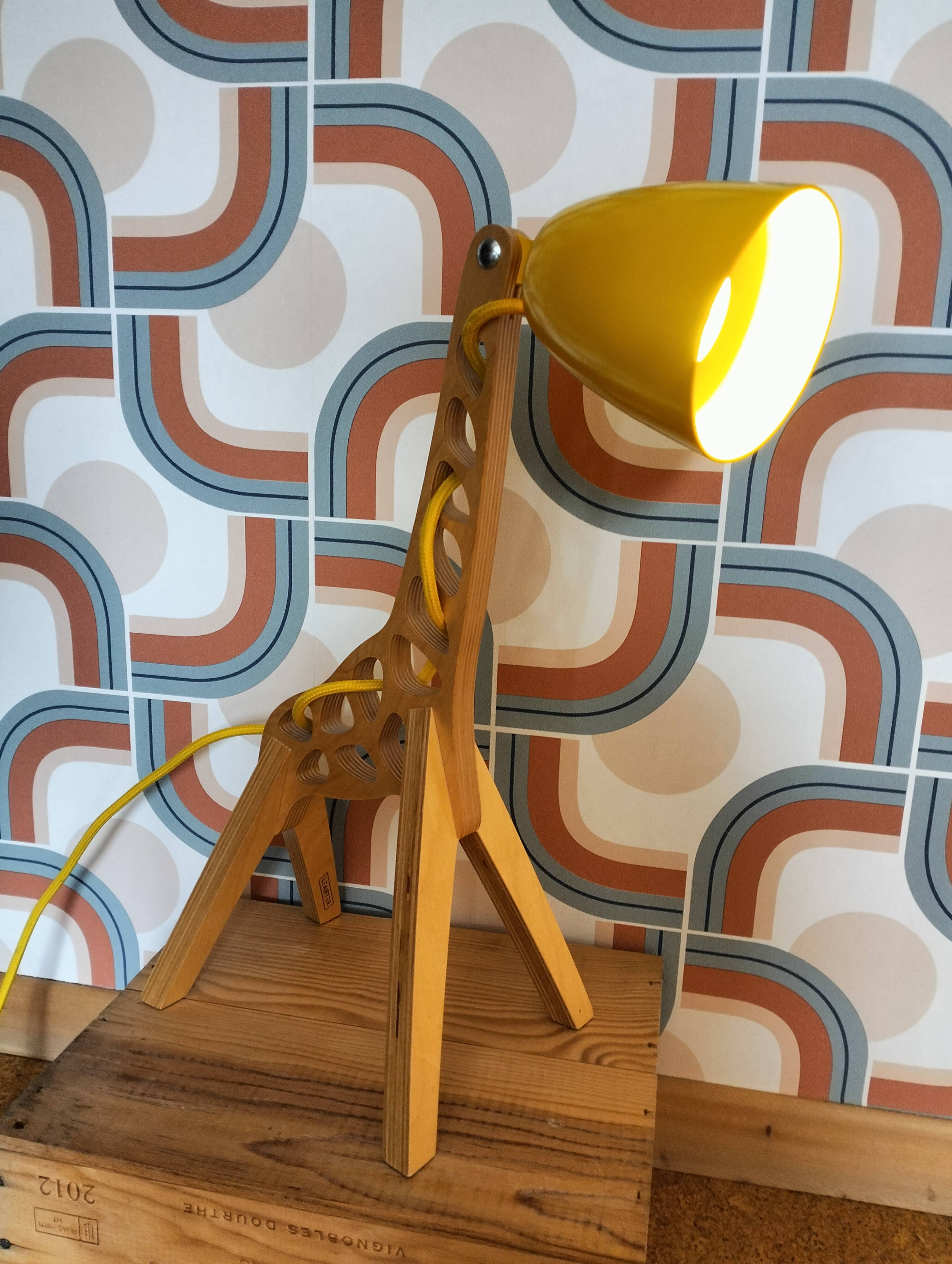 Giraffe design wooden bedside lamp Leanter