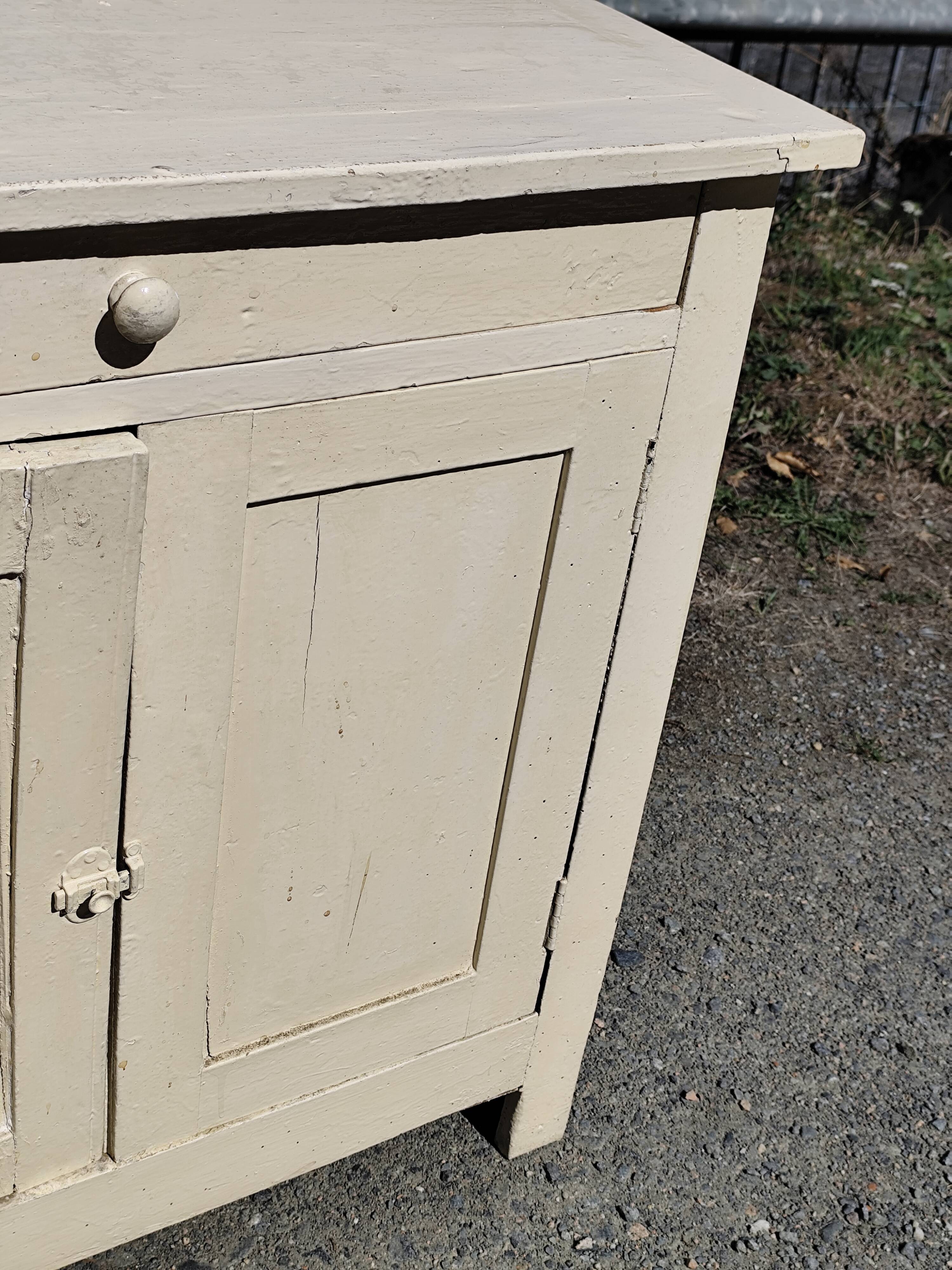 Small Parisian sideboard with one drawer and two doors, white lacquered