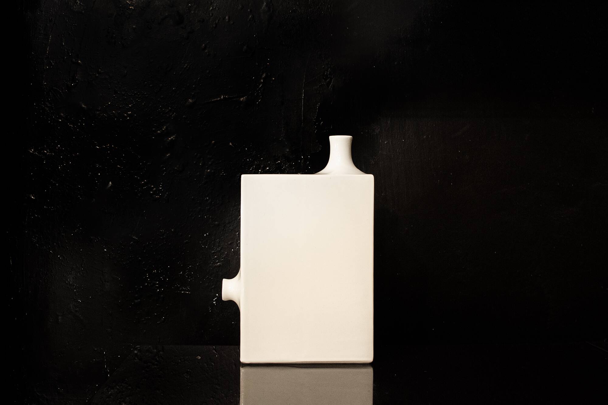 Vaso bianco in ceramica  Italia   Anni '70