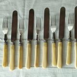 Silver-plated metal dessert cutlery in English Art Deco style
