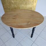 Oval table in solid oak