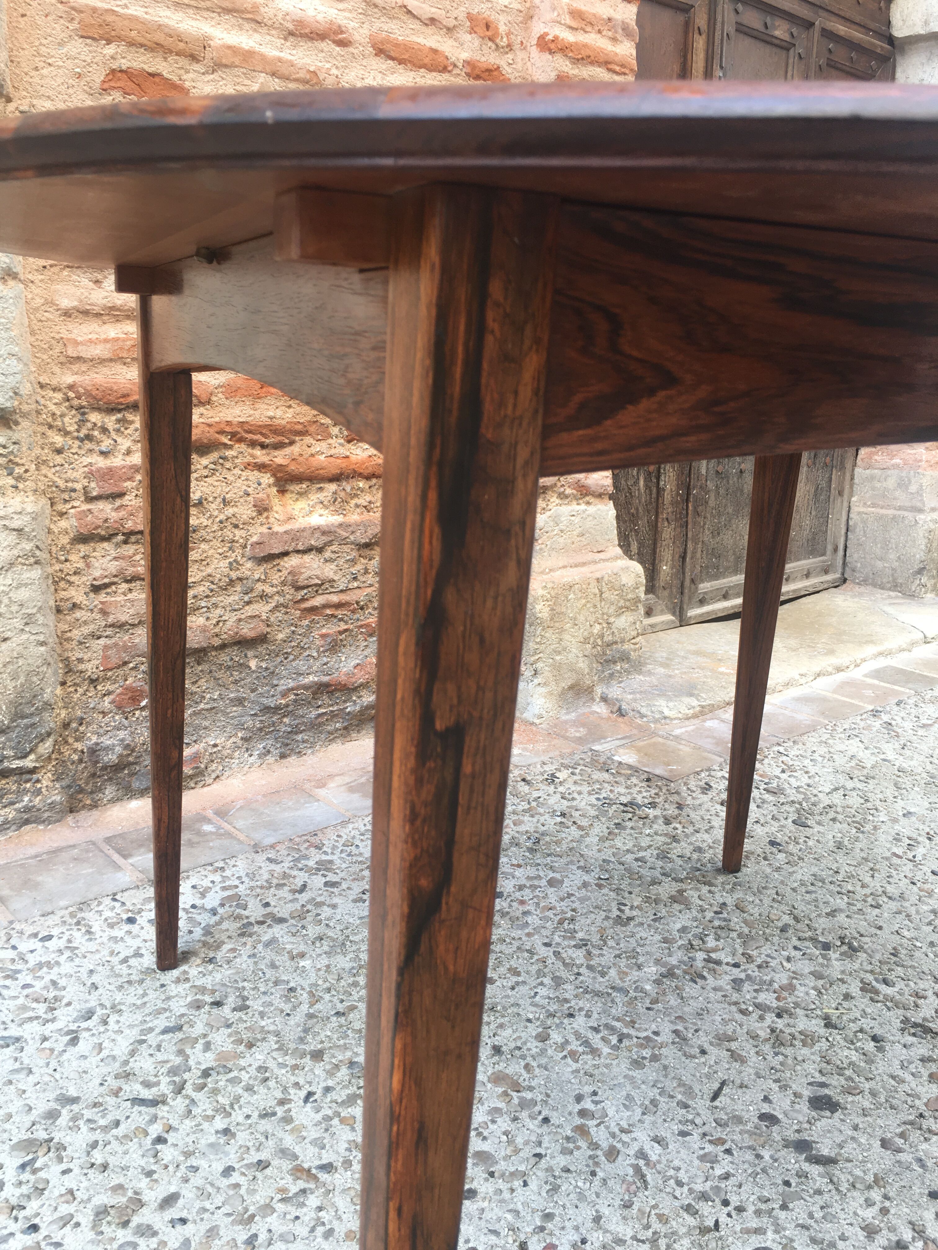 Expandable roundtable