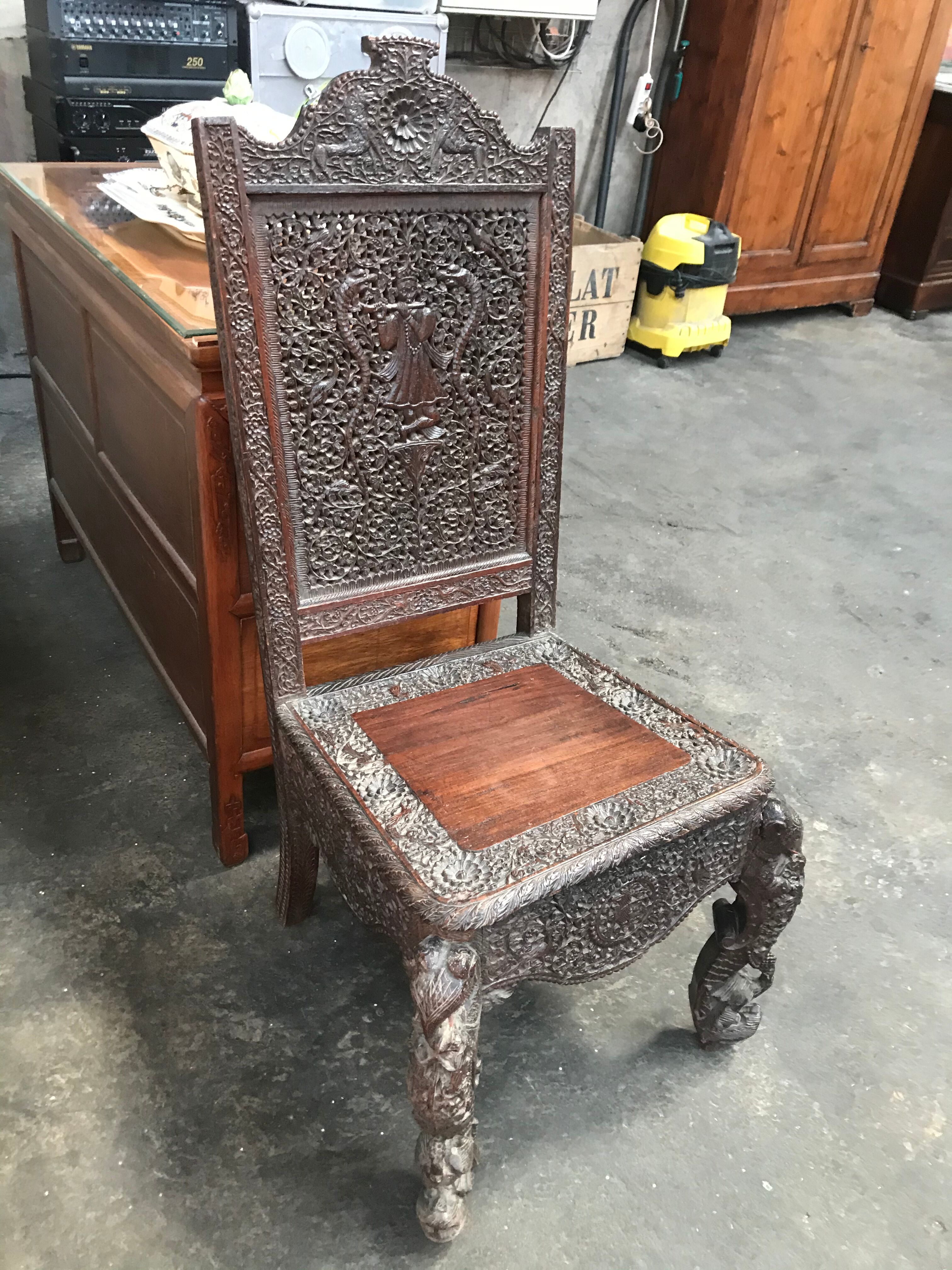 Chaise indienne en bois sculpté