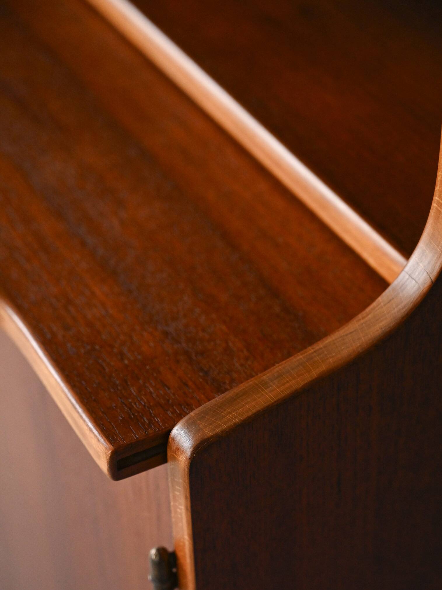 Bibliothèque vintage avec étagère coulissante