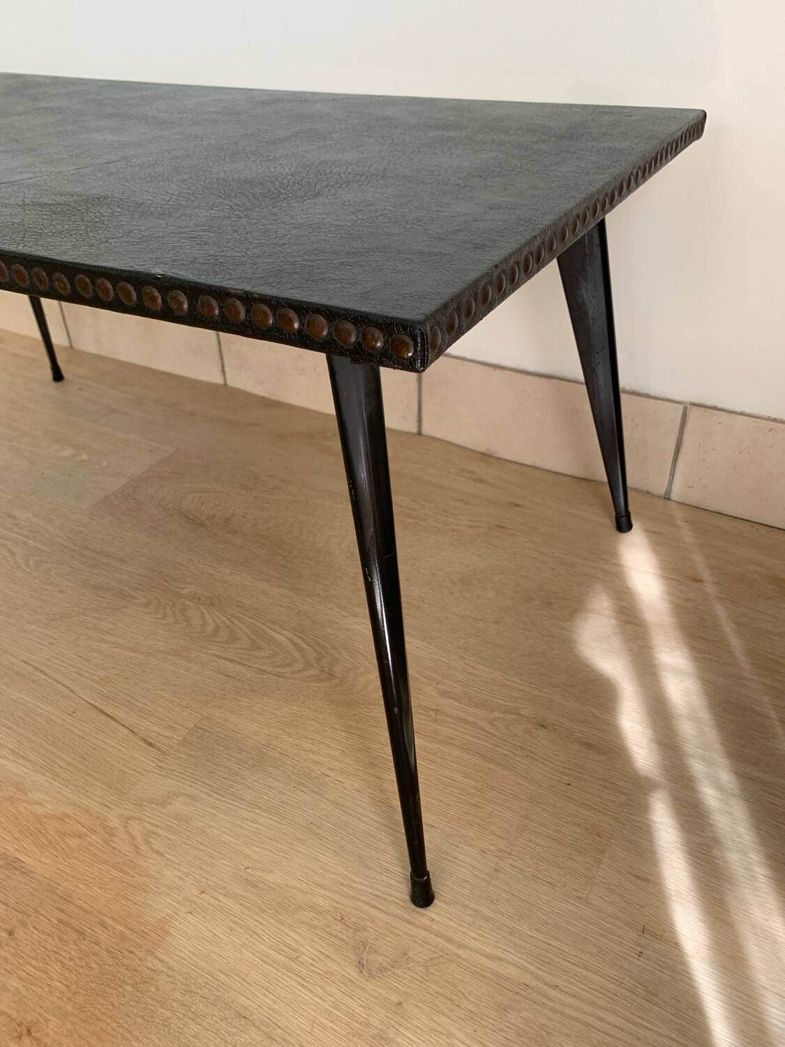 Table basse vintage métal et skai noir