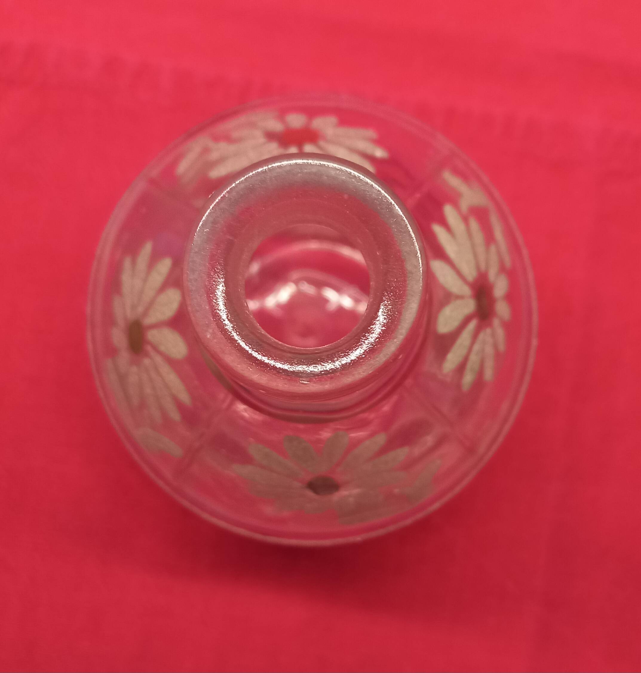 Petite carafe ronde, décor marguerites