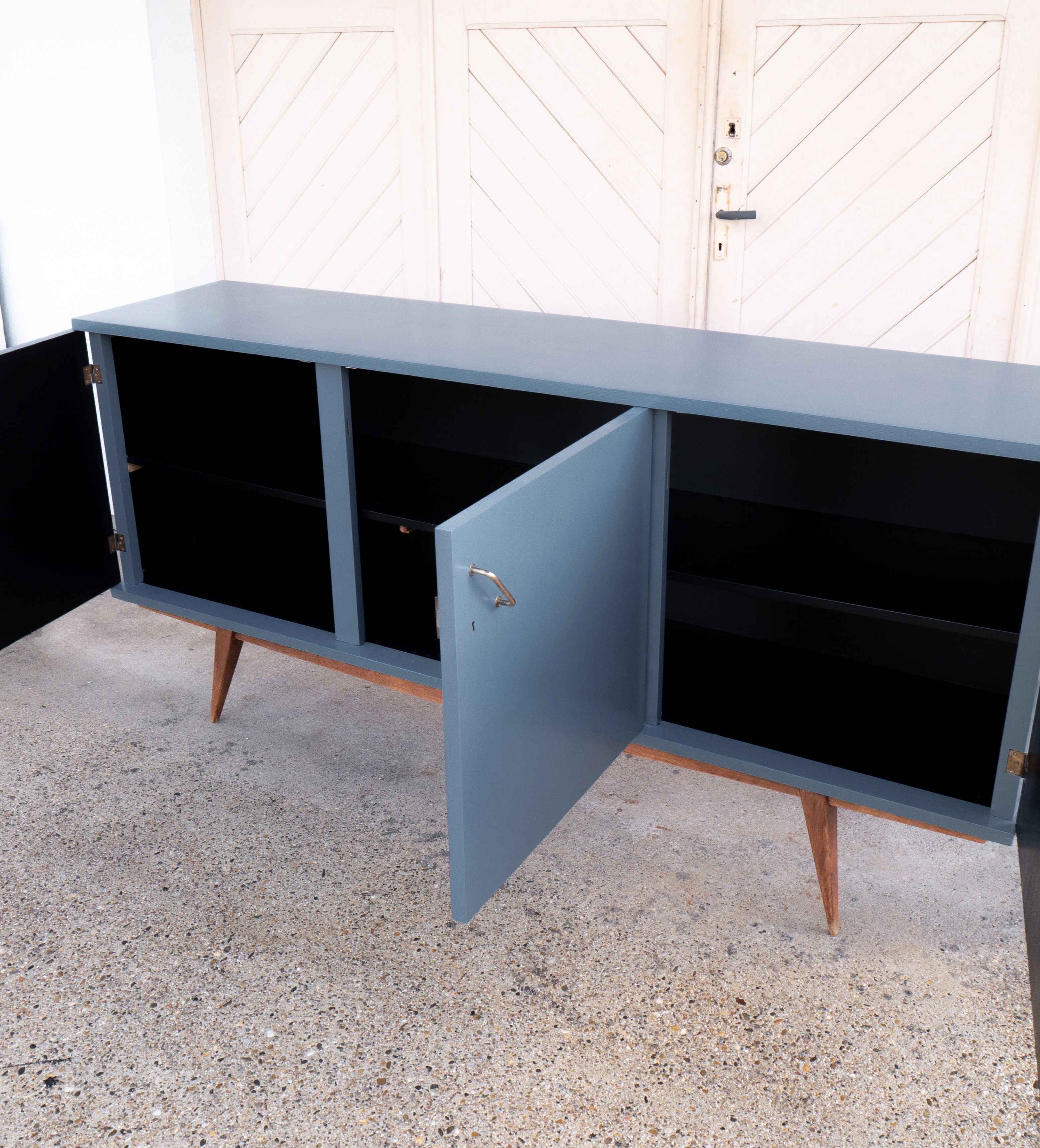 Sideboard feet compass