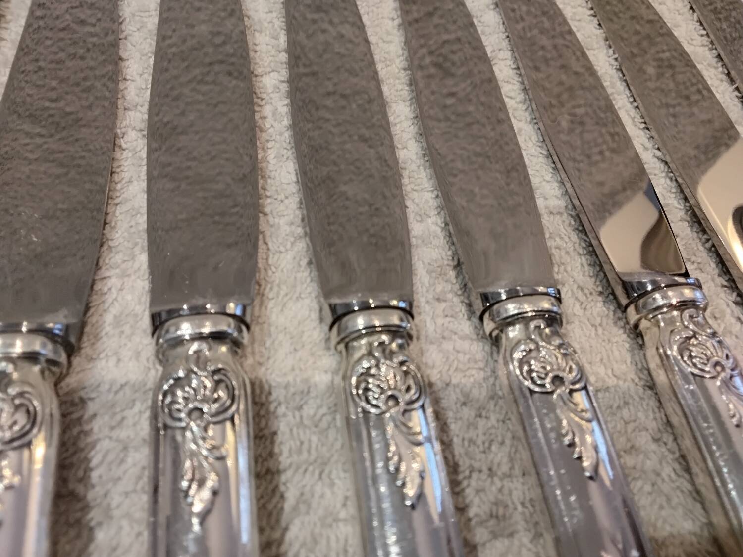 12 silver-plated dessert knives by St Medard, rocaille style, Florian.