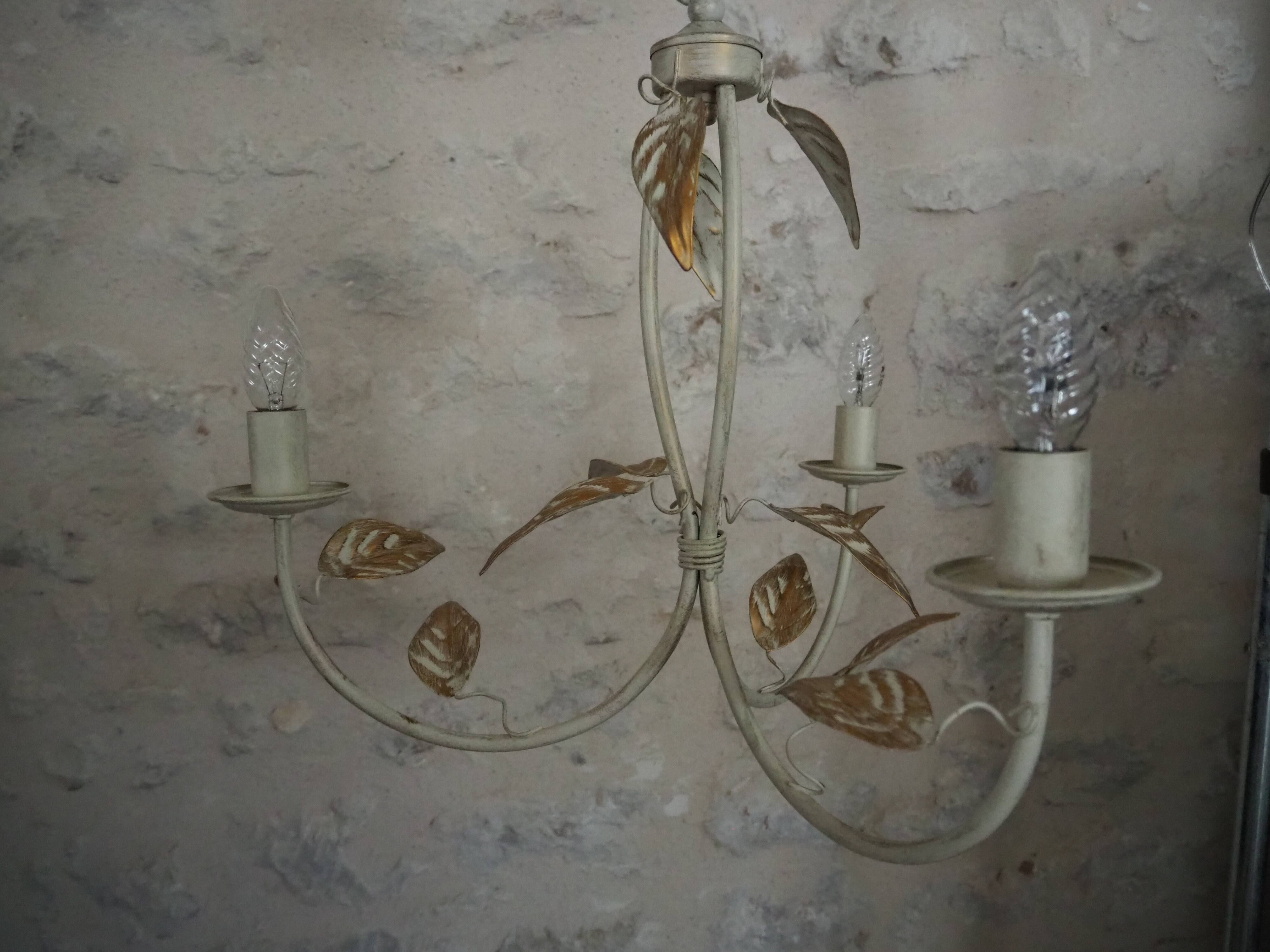 3-light pendant light in off-white color, gold edging and gold leaves