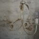 Suspension 3 feux de couleur blanc cassé, liseré doré et feuilles dorées