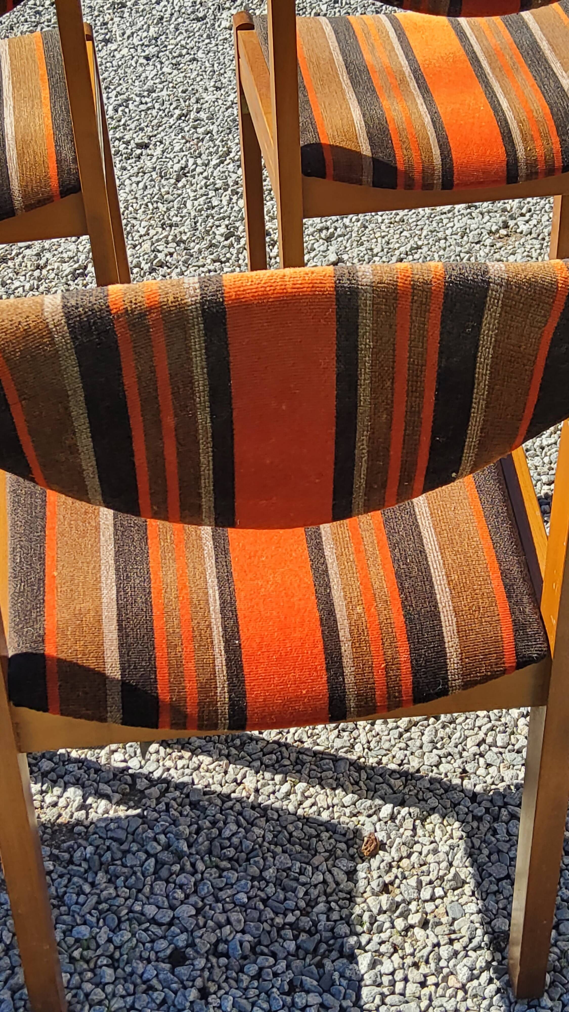 Set of 5 70s designer chairs in beech and orange and brown velvet Self éditeur