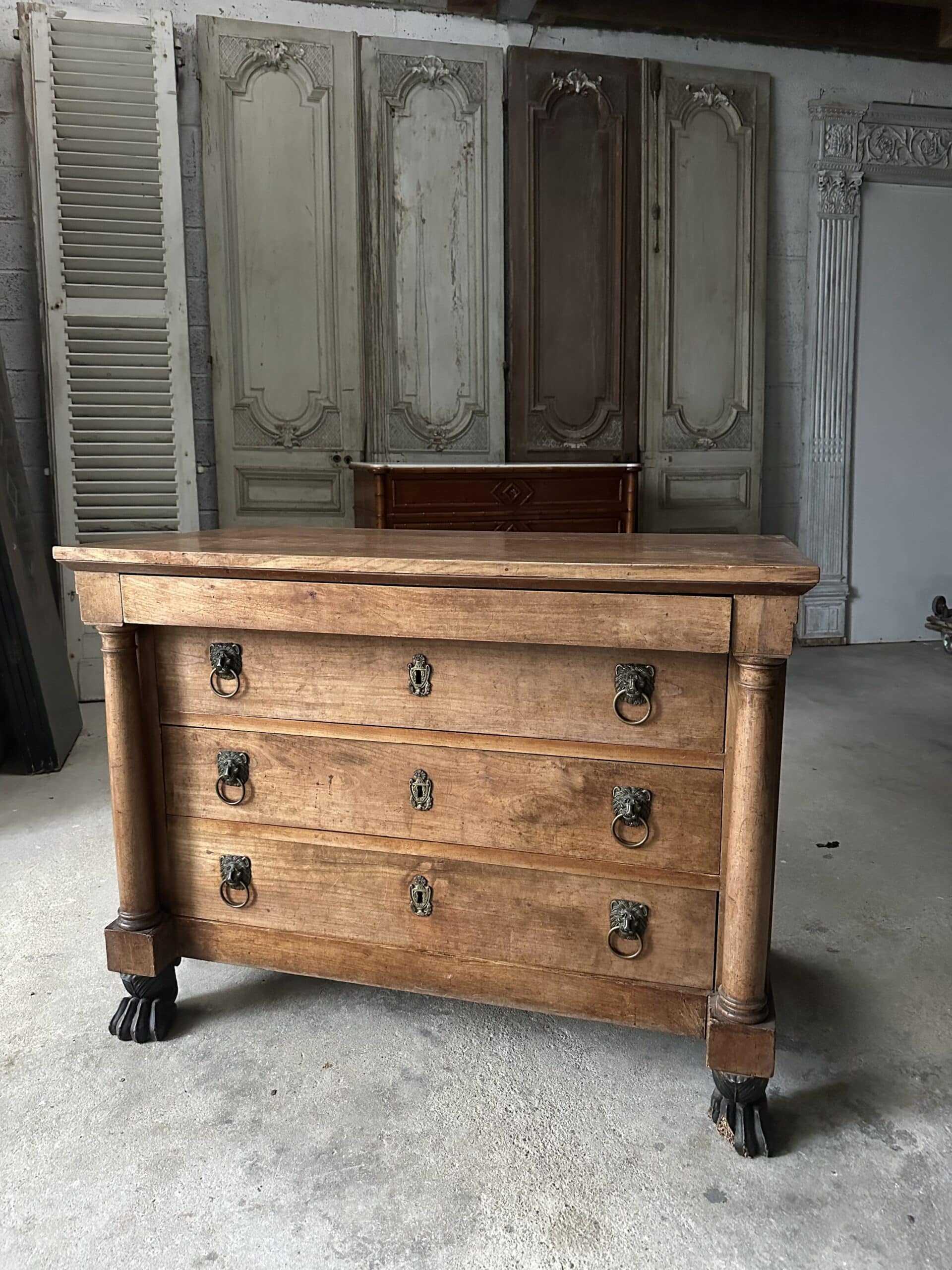 Commode en merisier de style retour d’Égypte vers 1800