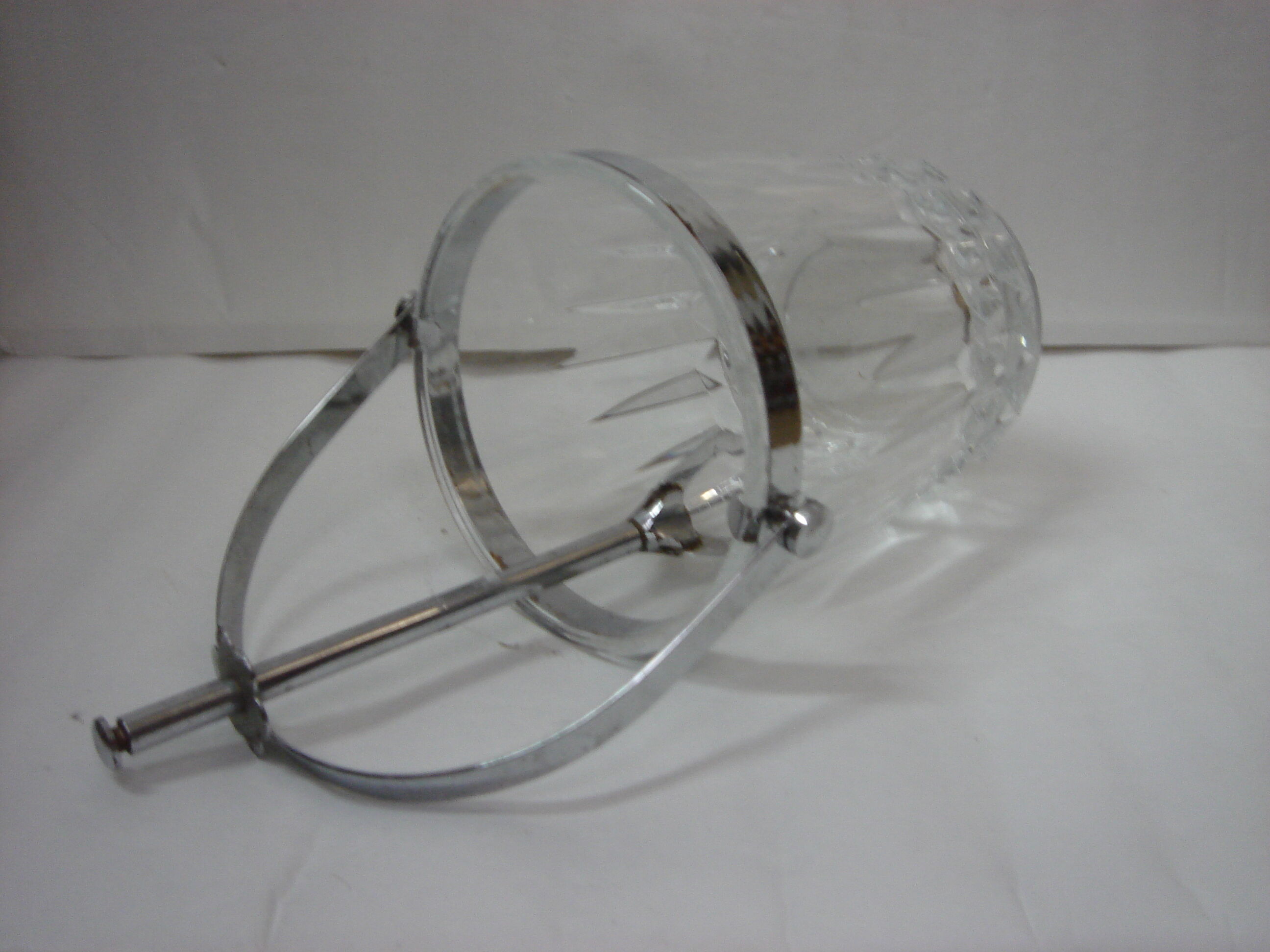 ice bucket (ice) in glass with his claw stainless