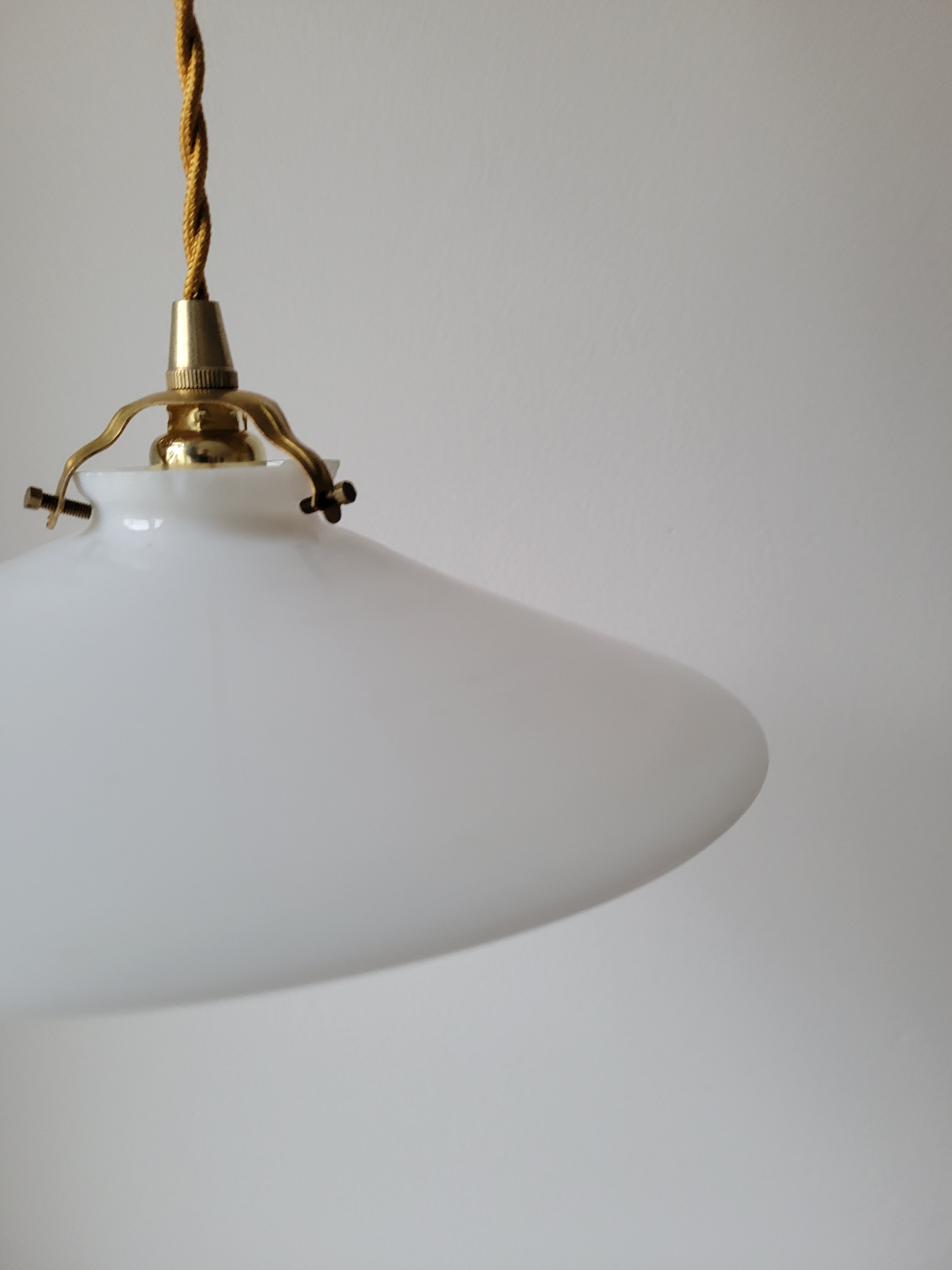 White opaline suspension
