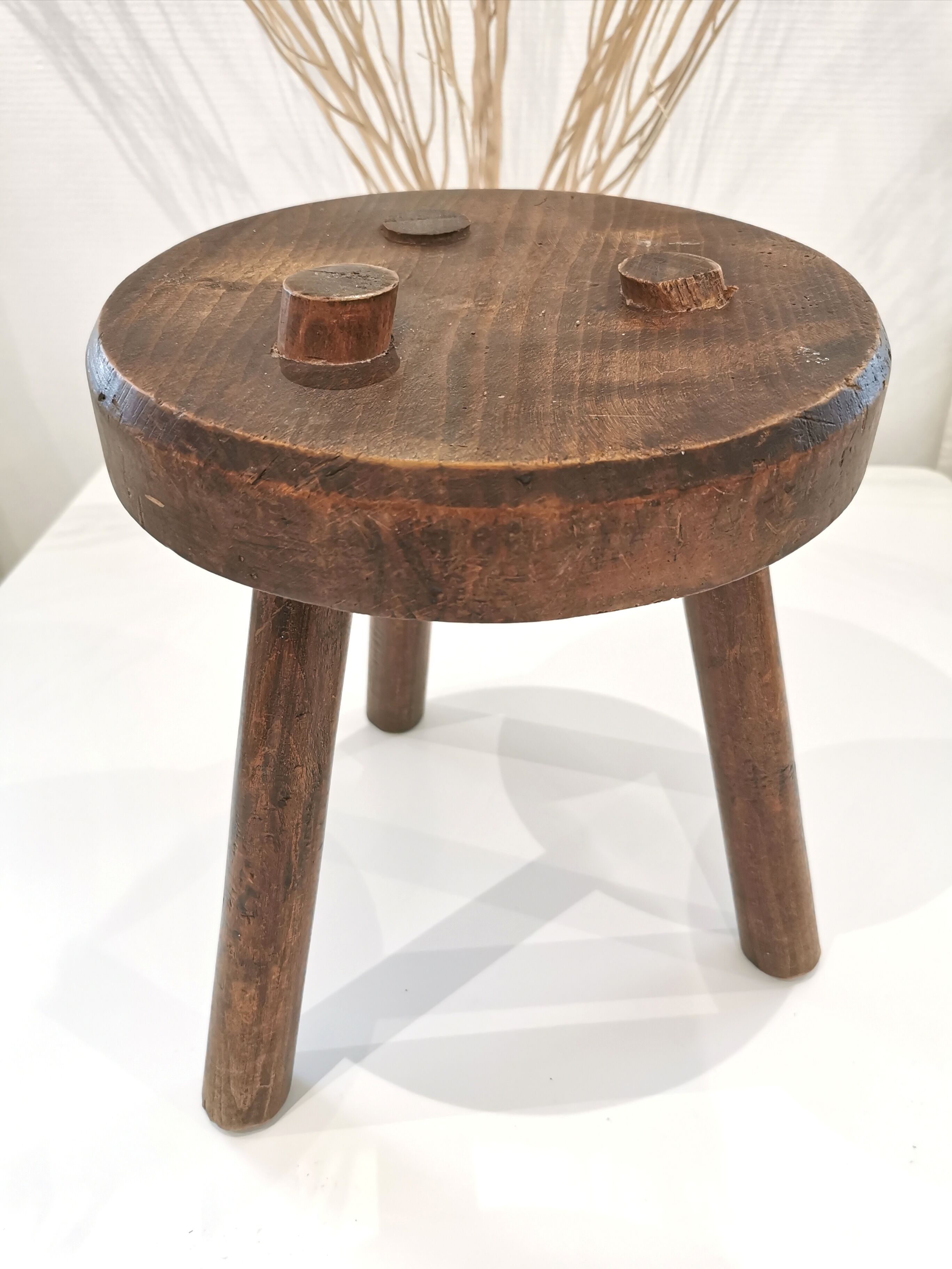 Atypical tripod stool