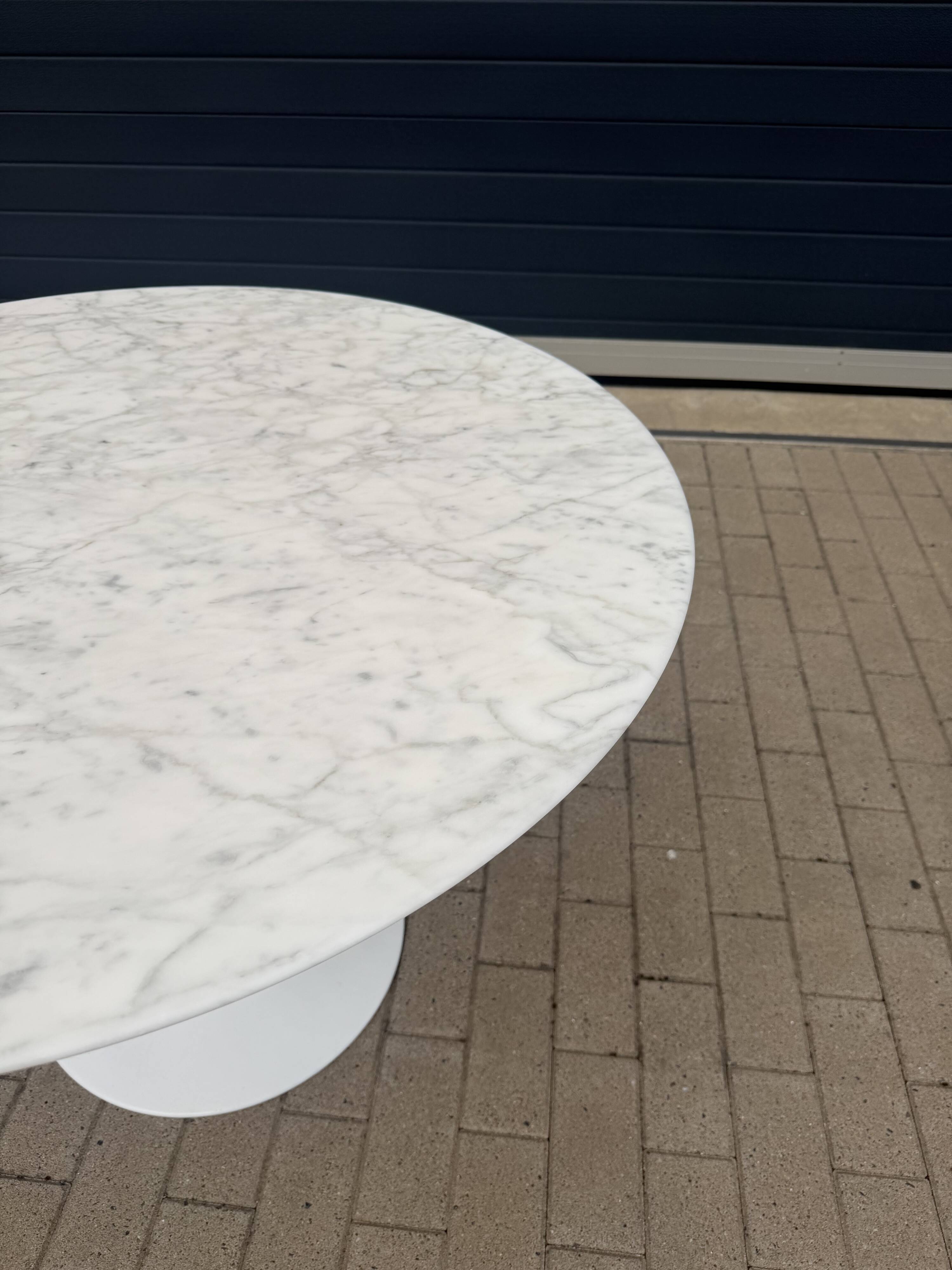 Original round Knoll Tulip dining table (120cm) Arabescato matte LIKE NEW!!