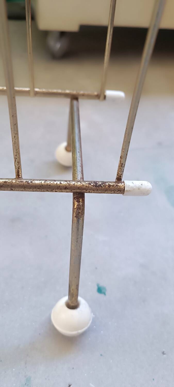 Porte-revue en métal doré, années 60