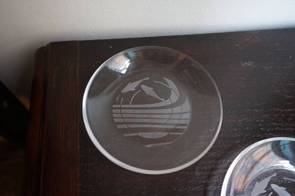 Hermès paire d'assiettes en verre à motif de dauphins