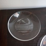 Hermès paire d'assiettes en verre à motif de dauphins