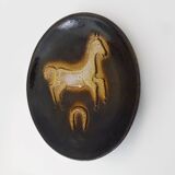 Assiette décorative en grès motif cheval, fer à cheval. Années 60