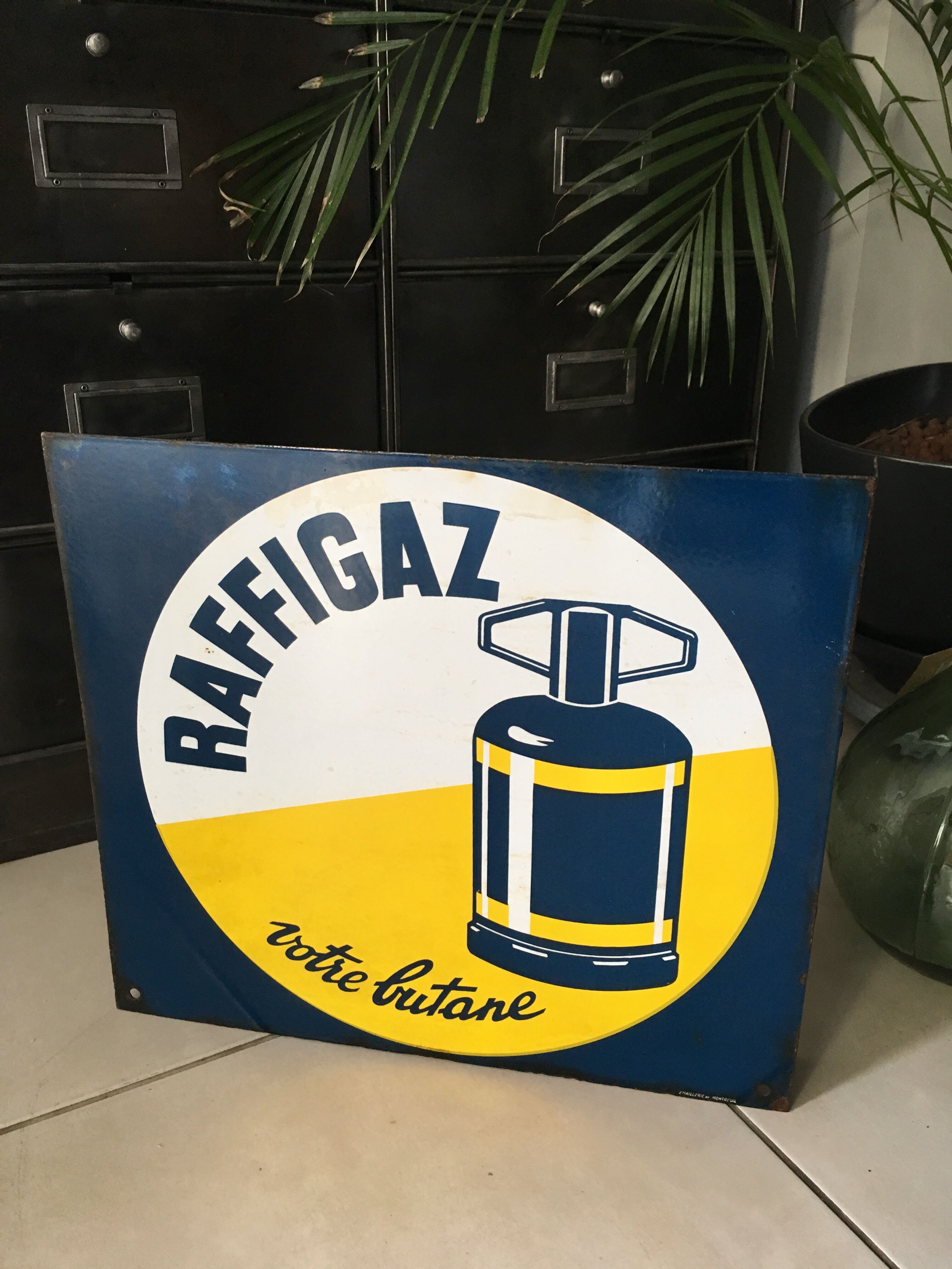 Raffigaz enameled plate