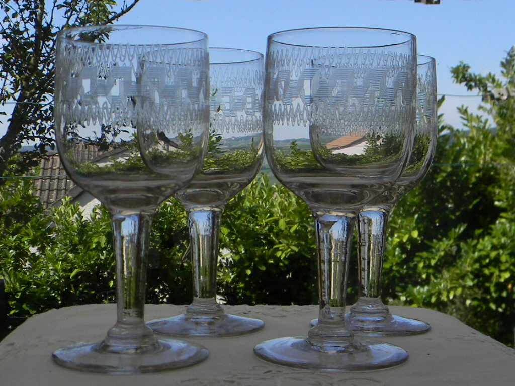 Set of 4 old balloon glasses in blown glass, engraved frieze