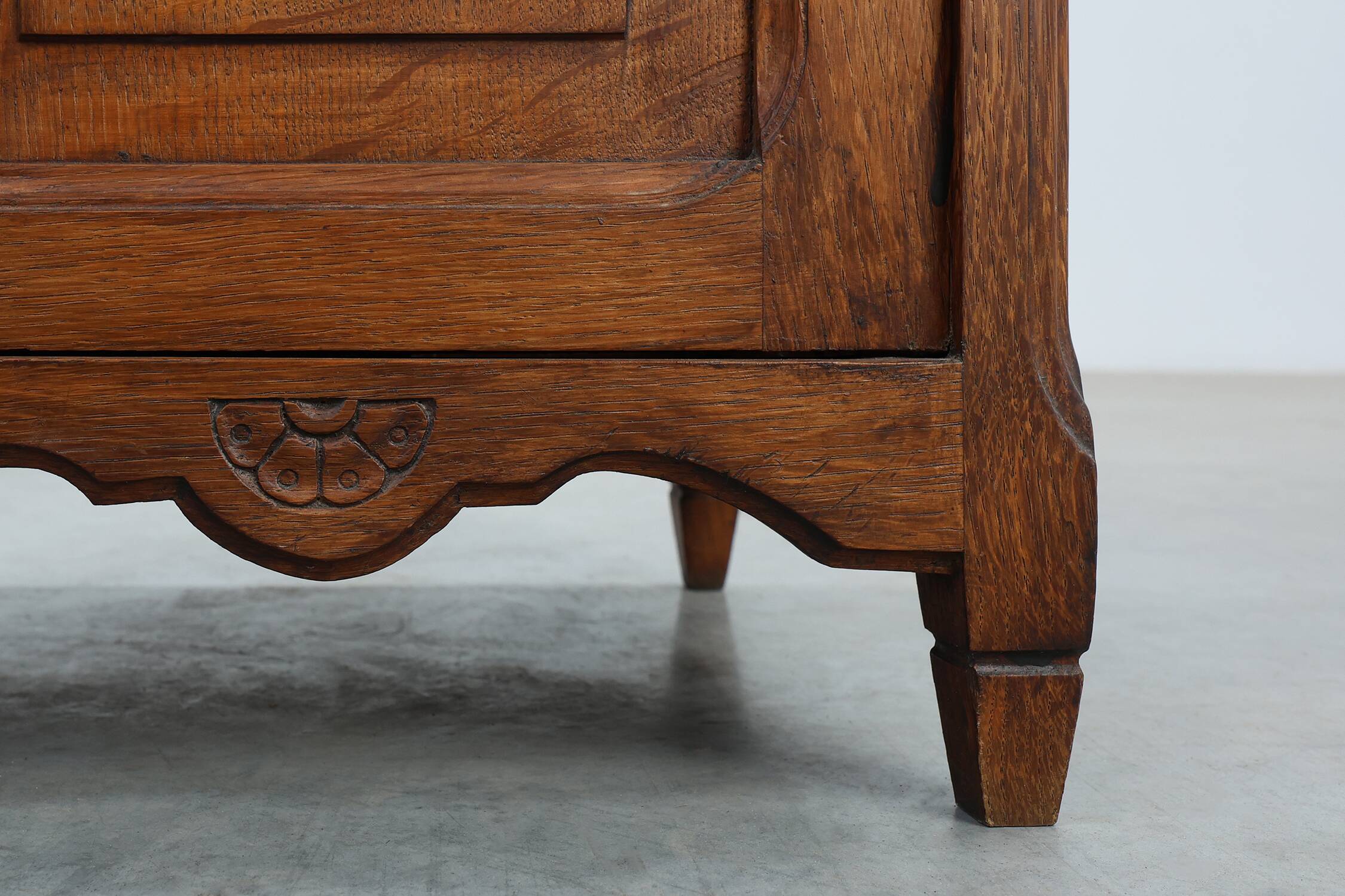 Table de nuit Art Déco en chêne avec plateau en marbre de Carrare, France années 1920