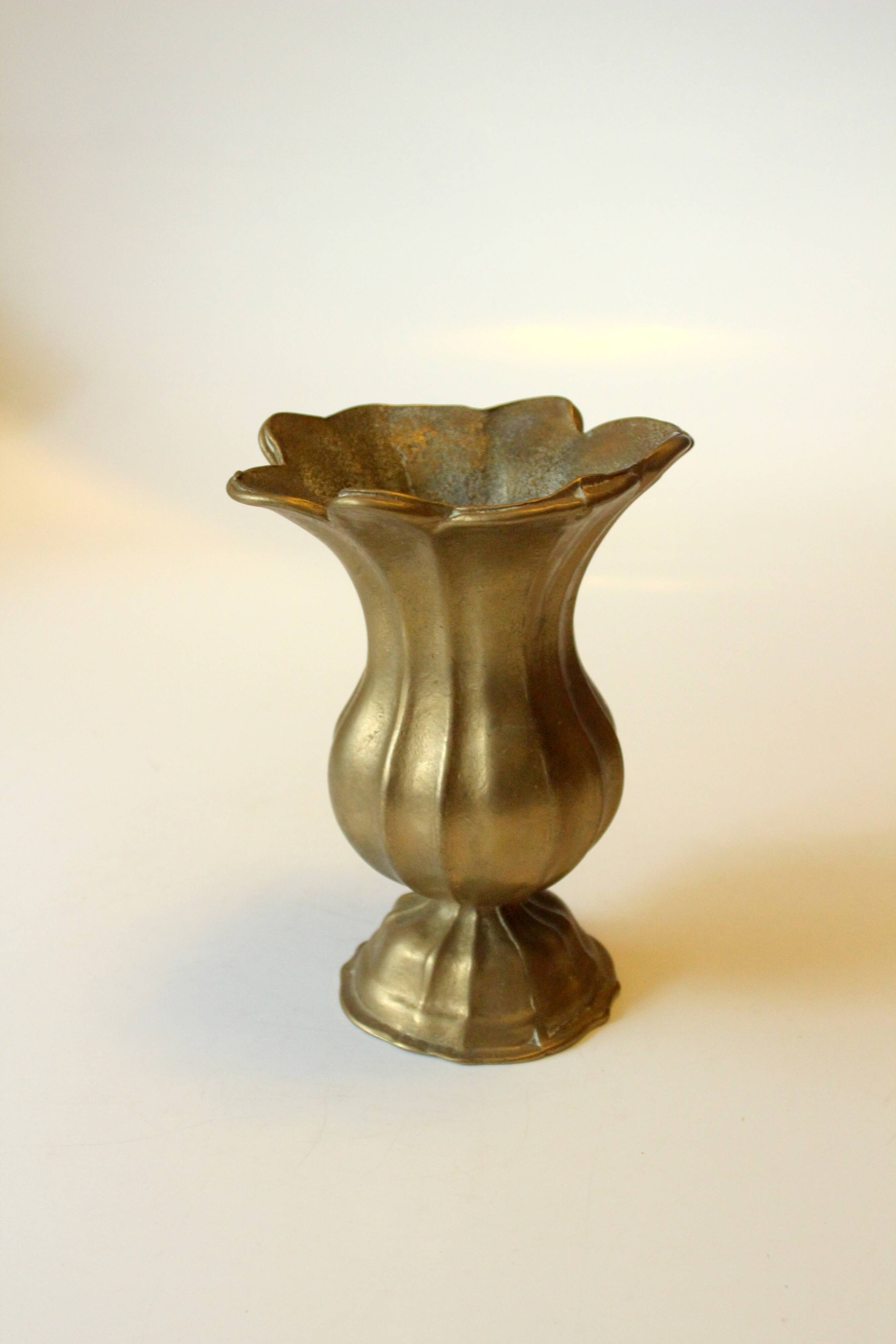 Vase en laiton solide et lourd, le dessus ressemble à un calyx, vintage