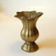 Vase en laiton solide et lourd, le dessus ressemble à un calyx, vintage