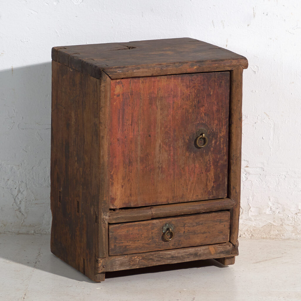 Petit meuble ancien chinois en bois peint – Chine, vers 1900