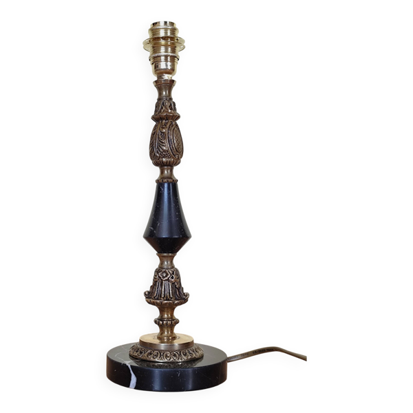 Pied de lampe de table bougeoir en laiton ciselé et pied en marbre