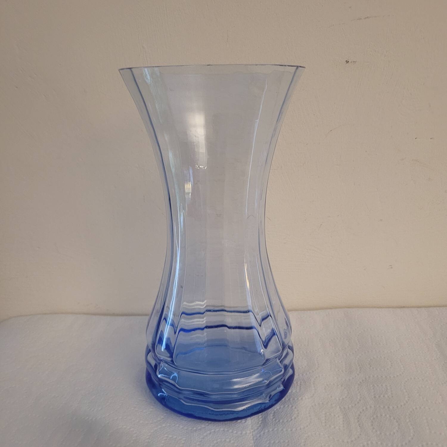 Vase en verre bleu facetté – Style Art Déco années  30's/40's