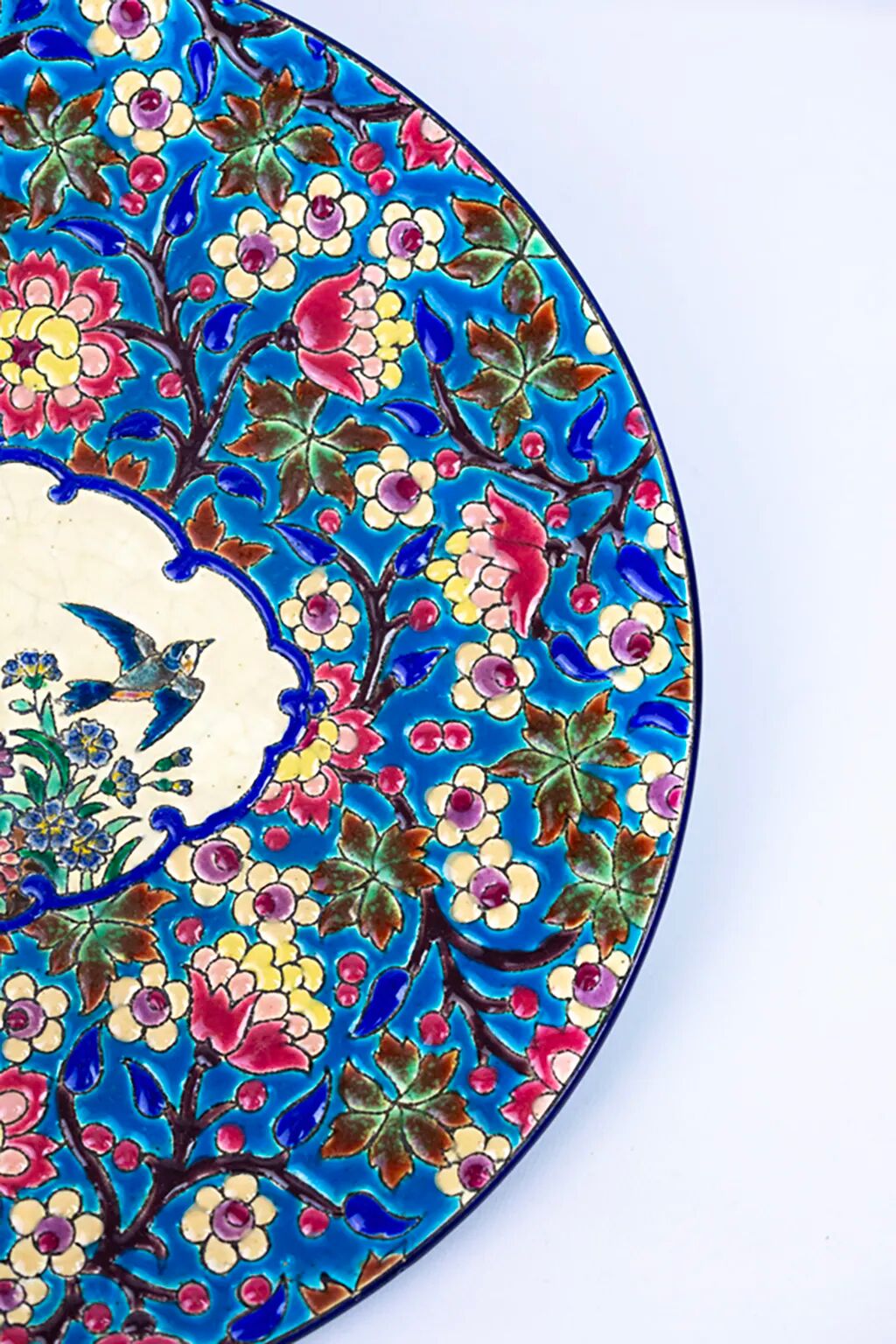 Plat en émaux de Longwy – Décor d’oiseaux et fleurs polychromes – 1950