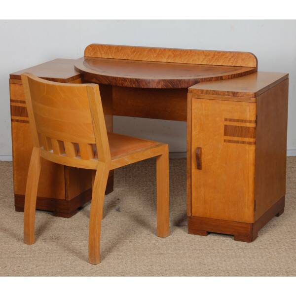 Wooden dressing table/desk, English work from the 1930s.